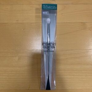 NEW Real Techniques Bold Metal Collection no.203 tapered shadow